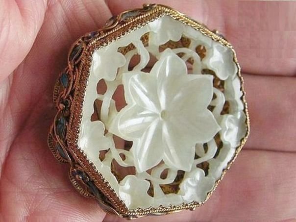 Filigree enameled brooch with ‘san yu’ rosette – (7556)